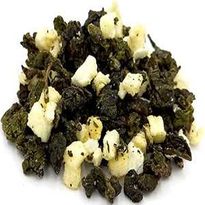Oolong tea mixed with dried white peach dice