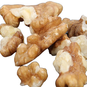 Raw Walnut Kernel in Quarter Shape